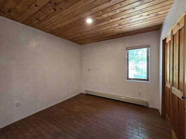 Building Photo - 133 Valley Dr