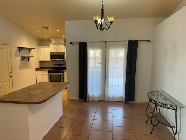 Building Photo - 2615 E Edais St