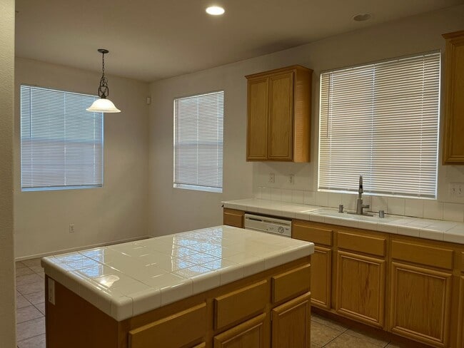 Building Photo - 3 bedroom- 2 bath Home in Victorville!