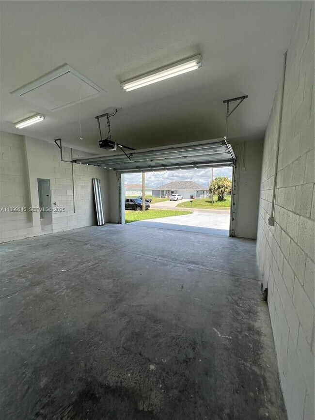 Building Photo - 1060 Capri Cir