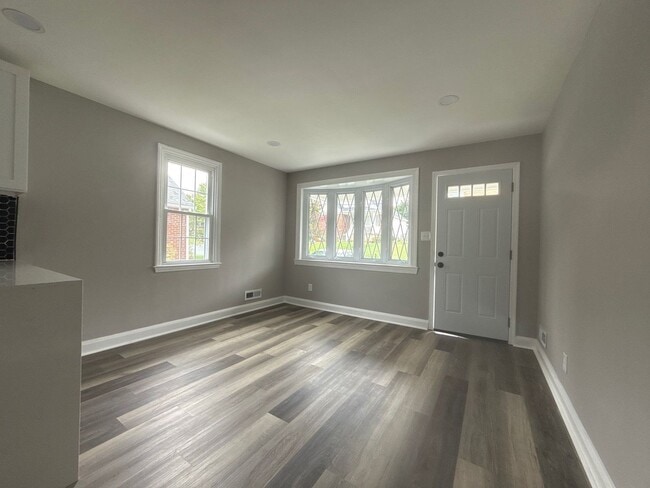 Building Photo - Five-Bedroom Home in Nottingham