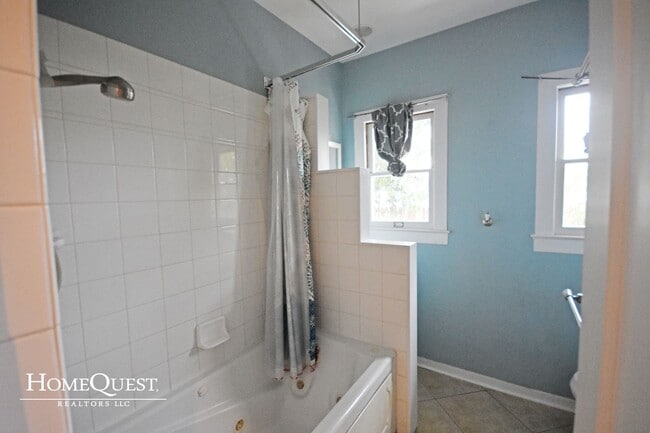Building Photo - Live in Kailua Town!  Pet Friendly 3/2 wit...