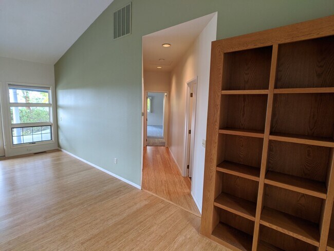 Building Photo - 3 bed 3 bath on 4.8 acres w/ beautiful wat...