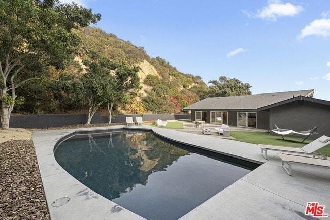 Building Photo - 9289 Swallow Dr