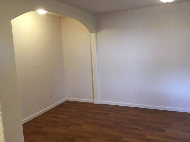 Building Photo - 851000