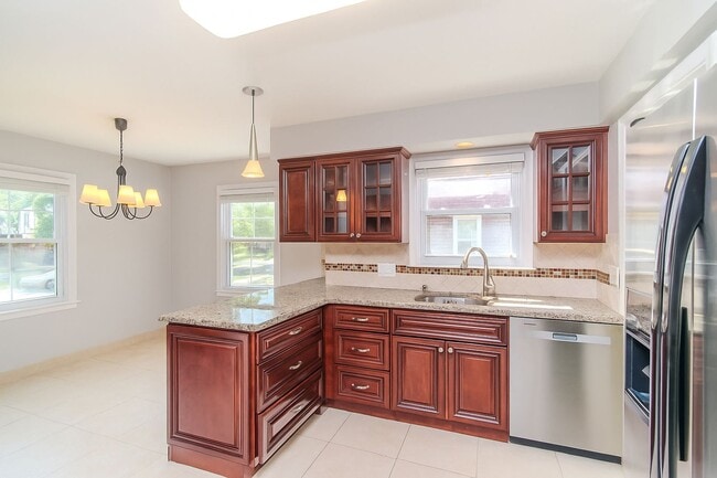 Building Photo - Stunning 4-Bedroom, 2-Bath Home with Moder...