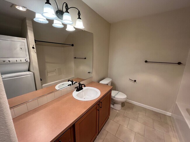 Building Photo - Private Ground Floor 1 Bed 1 Bath Hillsbor...