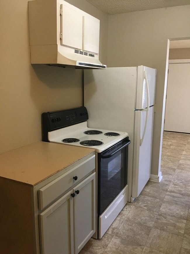 Building Photo - 619/621 E 13th St