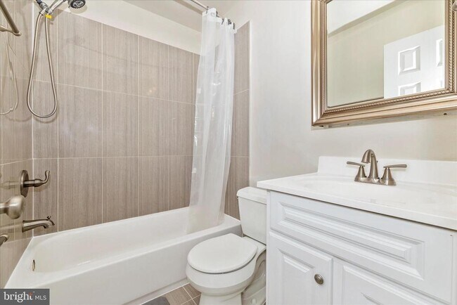 Building Photo - 584 Cotswold Ct