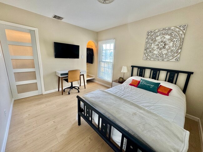 Building Photo - 10443 Califa St