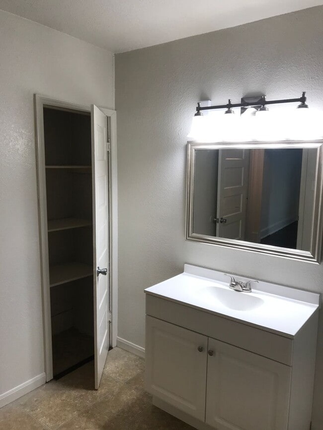 Building Photo - 943 Brice Ave