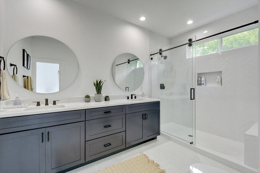 Master full bathroom - 413 W Odell St