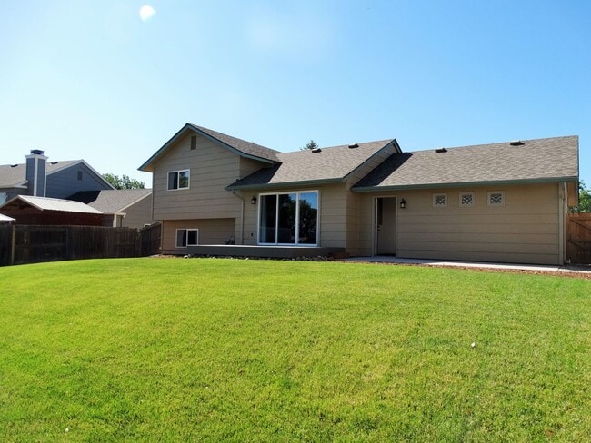 Building Photo - Tri-Level 3 Bedroom 2 Bath Large Backyard ...