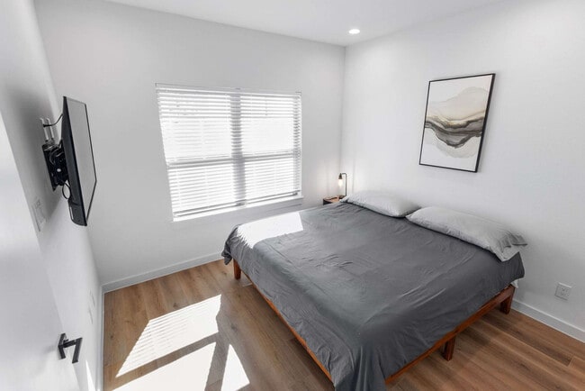 Building Photo - 6740 Peerless St