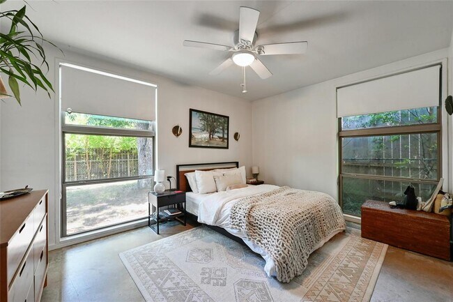 Building Photo - 1513 Corona Dr