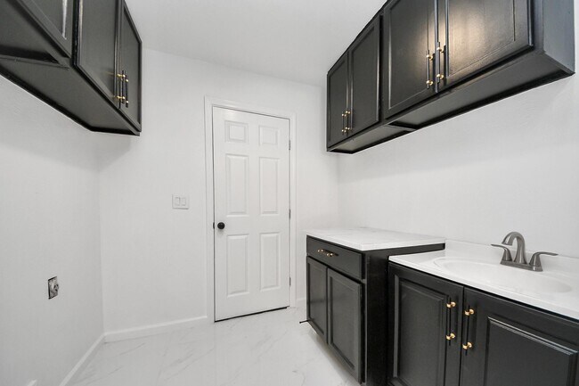 Building Photo - 22810 Deville Dr