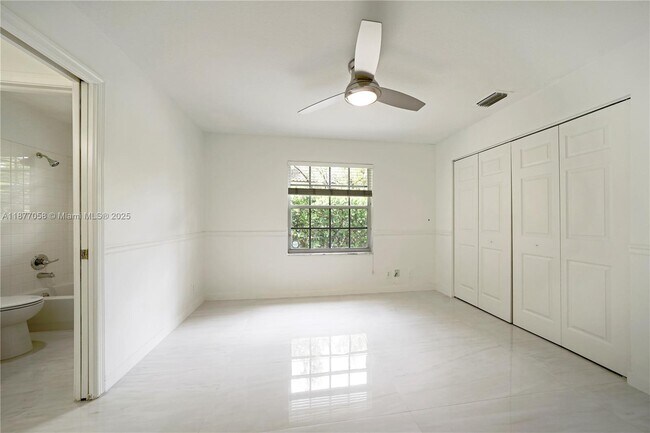 Building Photo - 2527 Jardin Dr
