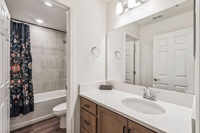 Building Photo - Beautiful 3/2.5/2 Home in St. Cloud