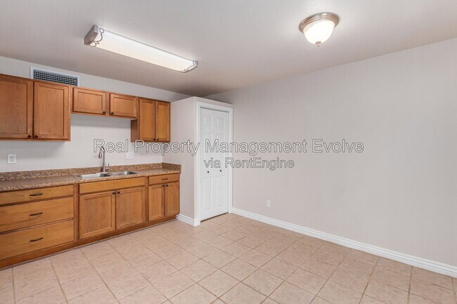 Building Photo - 5438 S 46th Pl
