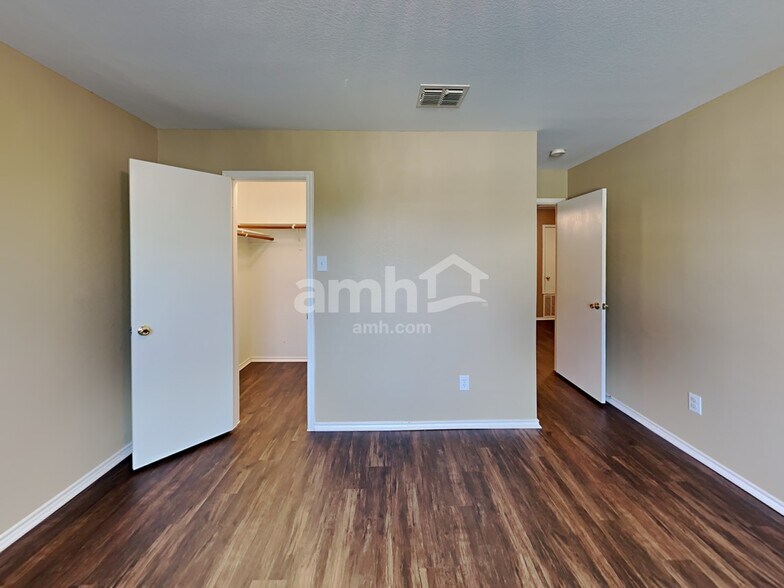 Building Photo - 4610 Elm Point Dr