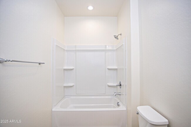 Building Photo - 831 W Finch Dr