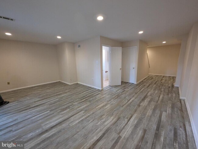 Building Photo - 8358 Stationhouse Ct