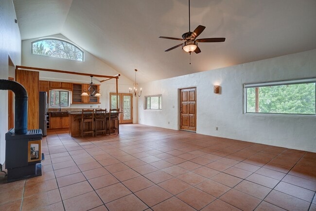 Building Photo - 2 Bedroom plus Office in Main House & Stud...