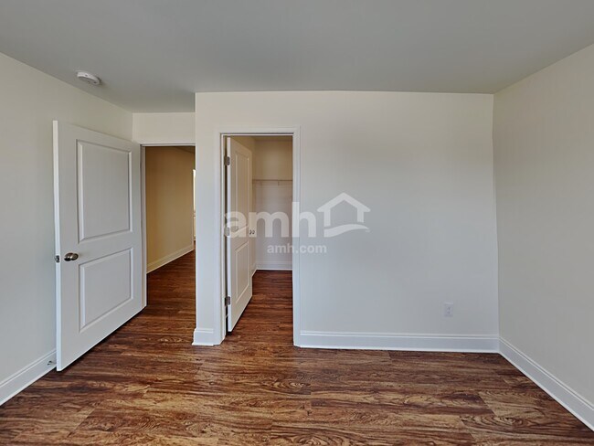 Building Photo - 1360 Lomond Dr