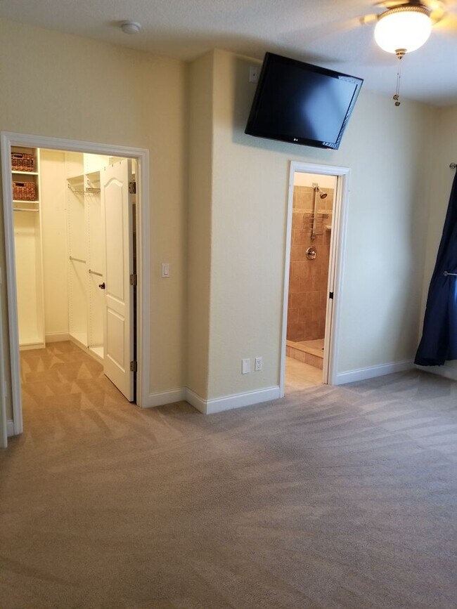 Building Photo - THREE BEDROOM NORTHEAST ST. PETERSBURG HOME