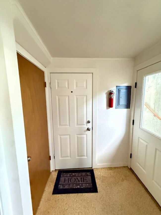 Building Photo - 2 Bedroom 1 Bathroom Apartment