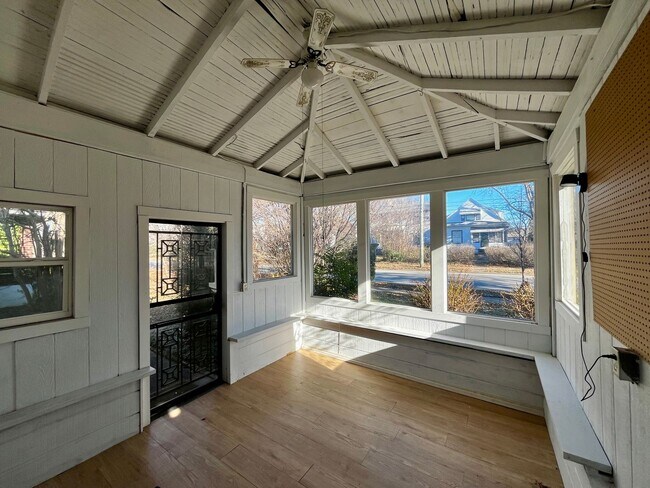 Building Photo - STUNNING BEECHMONT HOME WITH SOLAR PANELS ...