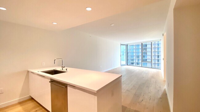 Building Photo - Available NOW - AE'O 1 BED 1 BATH w/ 1 COV...