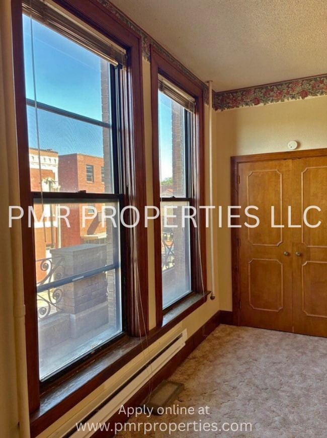 Building Photo - Red Oak Apartments