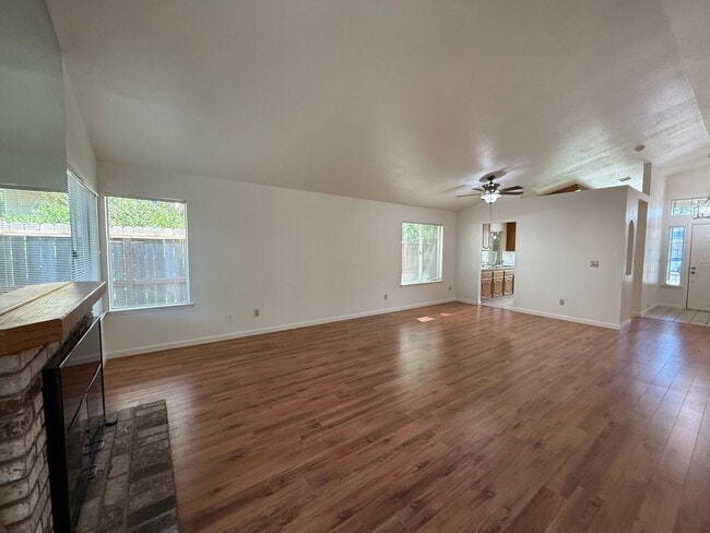 Building Photo - 749 Oak Brook Dr