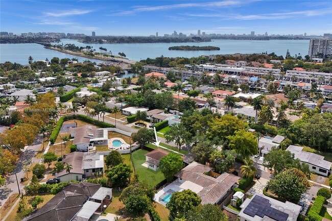 Primary Photo - 2125 Alamanda Dr