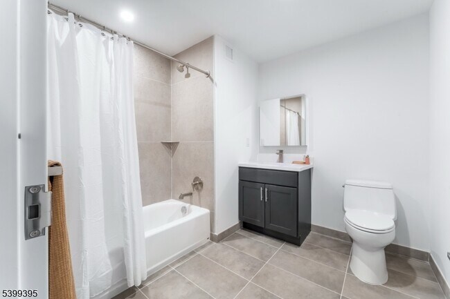 Building Photo - 10 Commerce Ct