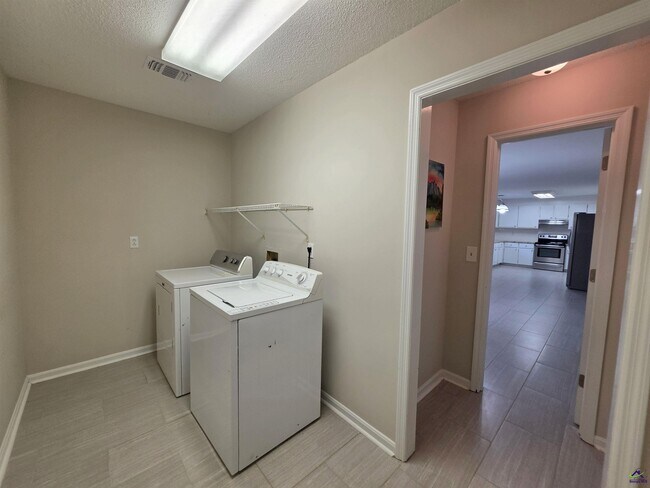 Building Photo - 501 Fieldstone Rd