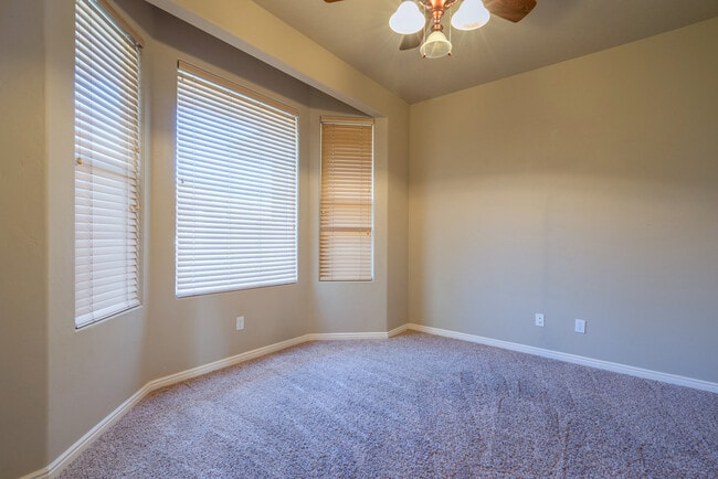 Building Photo - Beautiful St. George Home - Community Pool...