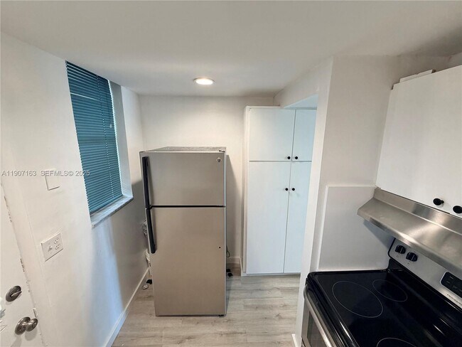 Building Photo - 2999 Point E Dr