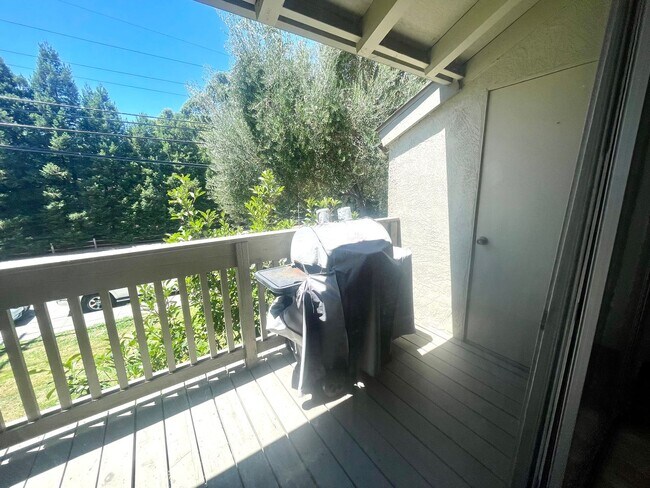 Building Photo - 1 Bedroom Condo Near Downtown WC