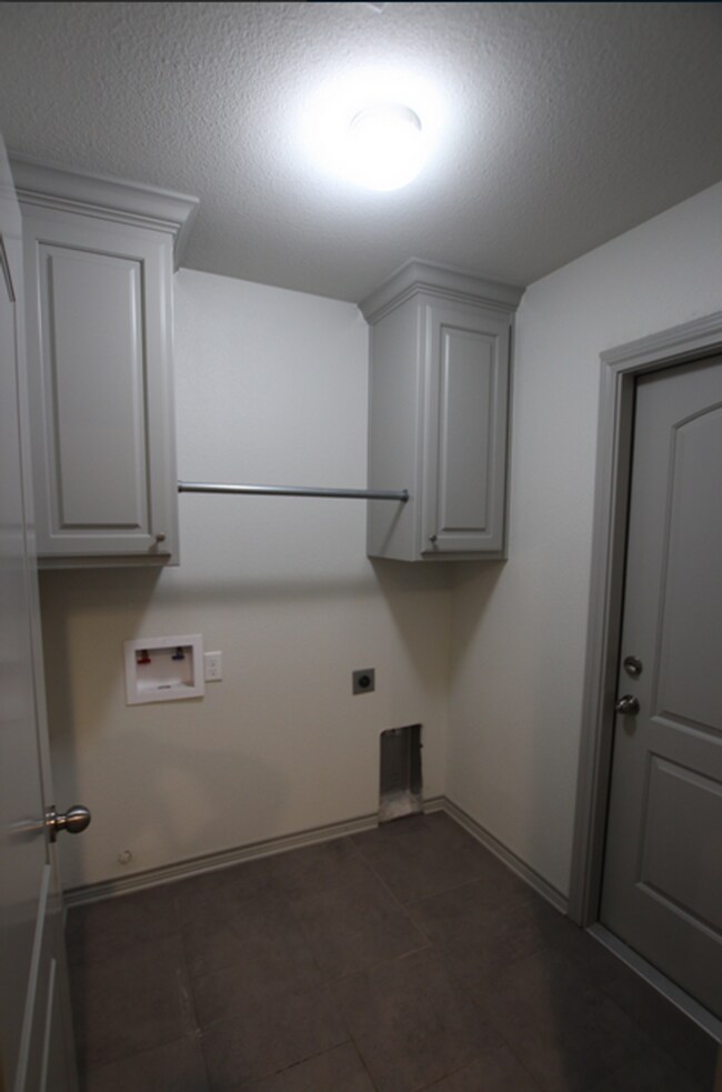 Building Photo - Beautiful 3 Bedroom 2 Bathroom Townhouse i...