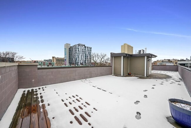 Building Photo - 1085 N Marshfield Ave