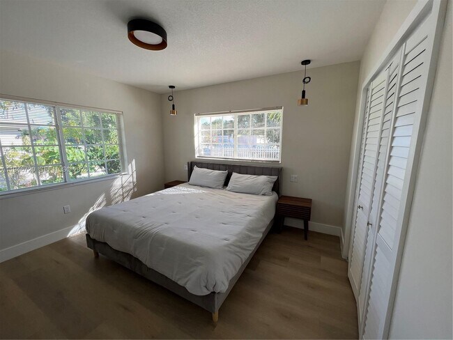 Building Photo - 1129 NE 111th St