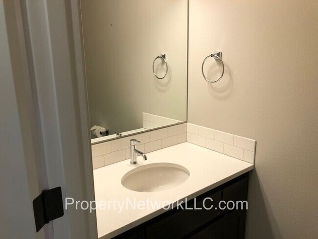 Building Photo - Outstanding Townhouse in Sandy Oregon