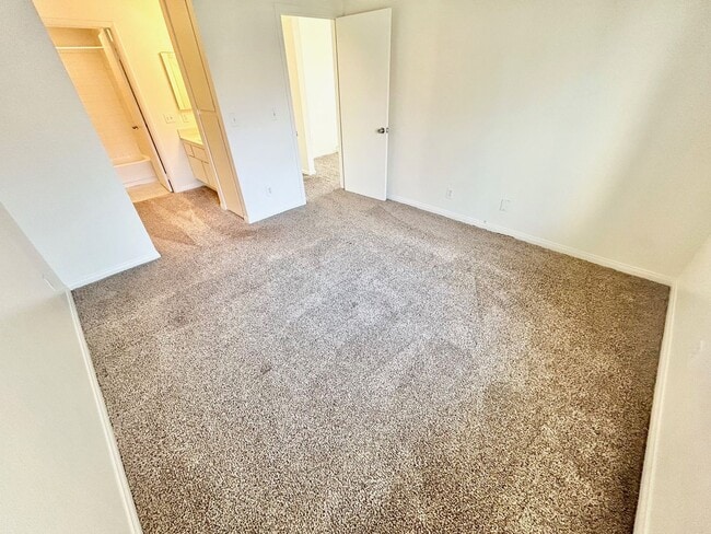 Building Photo - ADORABLE UPSTAIRS CONDO! 2 BEDROOM / 2 FUL...