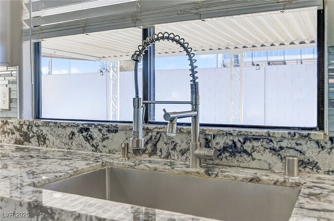 Building Photo - 492 Chelsea Dr