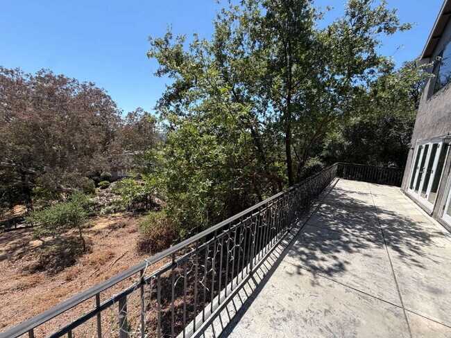 Building Photo - "Charming 2-Bedroom Retreat with Granite Accents & Gleaming Hardwood Floors in Lafayette!"