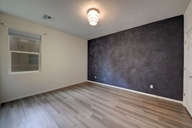 Building Photo - Amazing Modern 4 Bedroom in North Valley A...