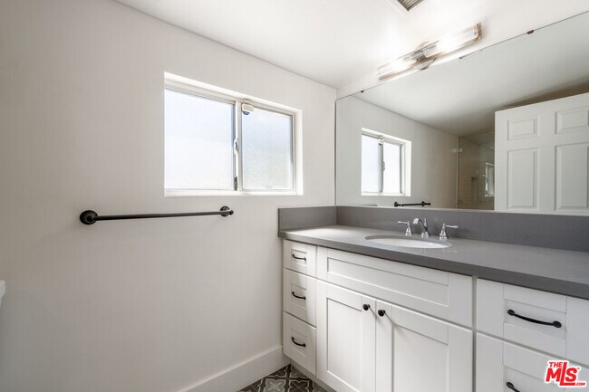 Building Photo - 5026 Medina Rd