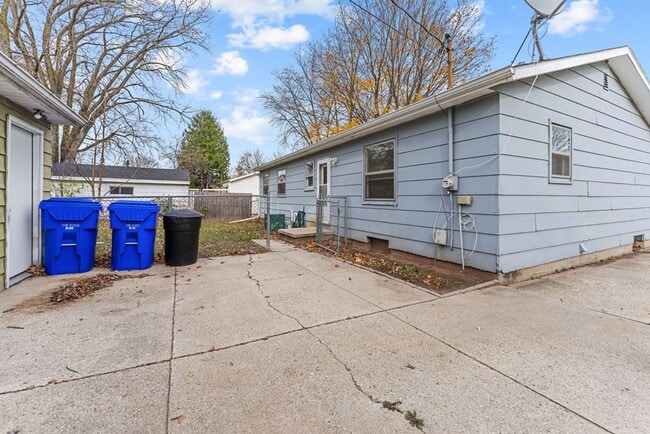 Building Photo - VIDEOTOUR: Delightful home w/Garage and Large Yard. PETS WELCOME